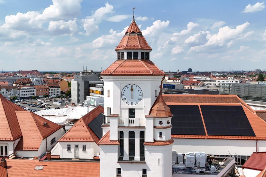 Der Turm des Volksbads im Juli 2026.