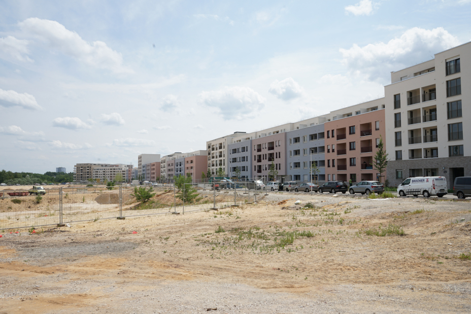 Das neue Quartier Lichtenreuth: Blick auf die bereits errichteten Wohnungen des ersten Bauabschnitts. Im Vordergrund befindet sich die Baufläche für die weiteren Bauabschnitte., Bild © Stadt Nürnberg