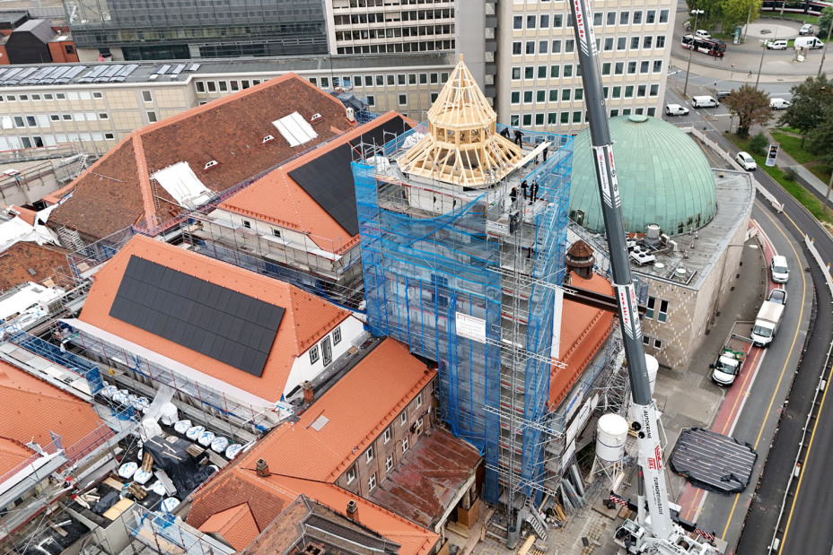 Bild © Leopold Werner / Stadt Nürnberg Der Volksbadturm bekommt seine Spitze mit Hilfe eines Krans aufgesetzt., Bild © Leopold Werner / Stadt Nürnberg