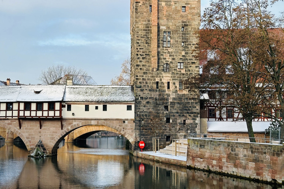Zweiter Bauabschnitt des umgestalteten Nägeleinsplatzes mit Sitzstufen an der Pegnitz und neuem Geländer an der Brüstungsmauer., Bild © Sabine Hieronymus / Stadt Nürnberg