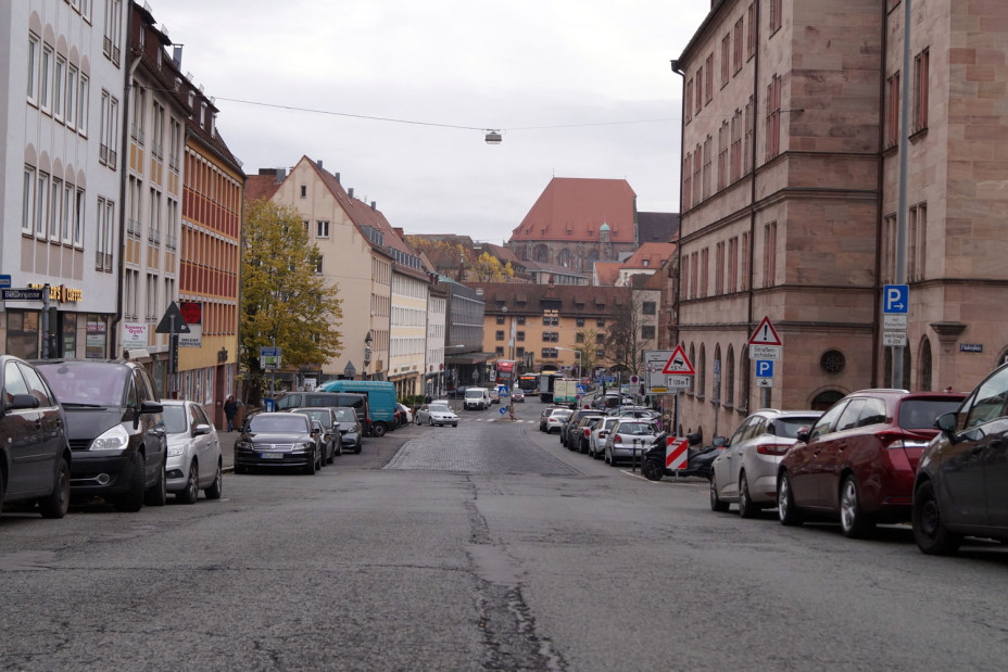 Sanierungsbedürftige Straße am Obstmarkt., Bild © Julia Rauh / Stadt Nürnberg