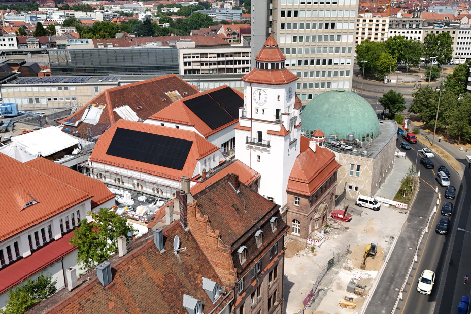 Bild © Marius Marthold / Stadt Nürnberg Außenansicht des Volksbads mit Rothenburger Straße im Juli 2026., Bild © Marius Marthold / Stadt Nürnberg