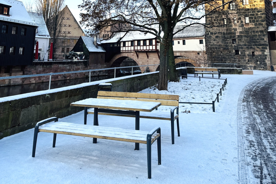 Neue Sitzbänke und Tische laden zum Verweilen ein. Die Brüstungsmauer wurde durch ein Geländer ersetzt. Dadurch ist der Blick frei auf das Wasser und die Umgebung., Bild © Sabine Hieronymus / Stadt Nürnberg