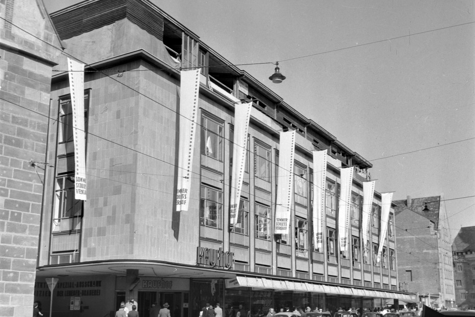 Die ursprüngliche Fassade des Kaufhofs in der Königstraße im Jahr 1953. (Signatur: StadtAN A 39/III Nr. A39-III-Fi-K-1036), Bild © Stadtarchiv Nürnberg