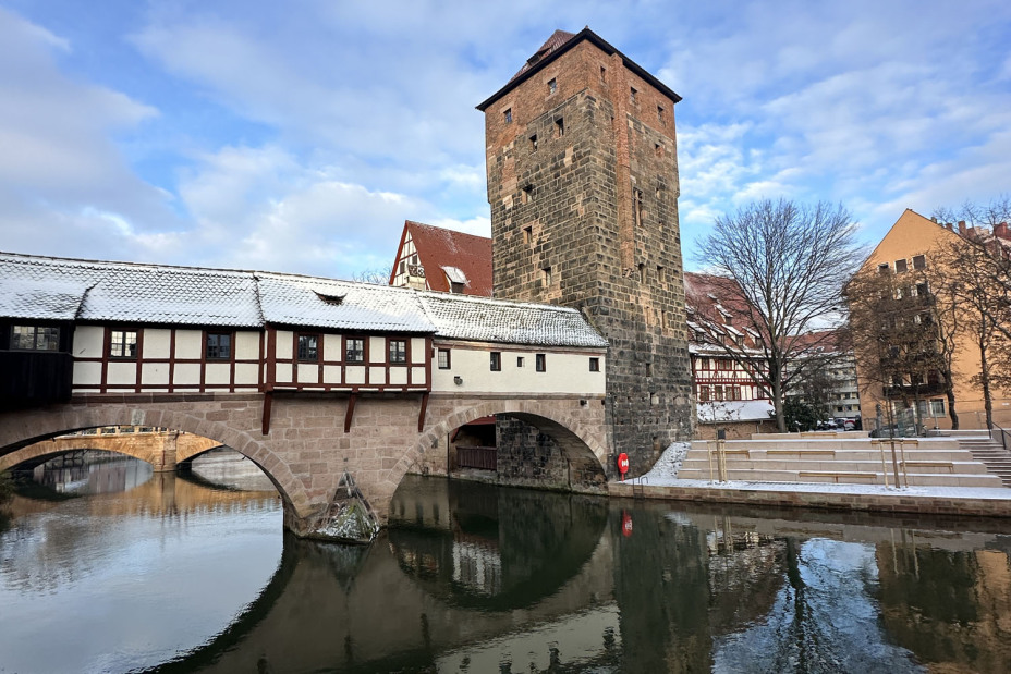 Blick auf die neuen Sitzstufen am Pegnitzufer. Links daneben der Henkersteg und der historische Wasserturm., Bild © Sabine Hieronymus / Stadt Nürnberg