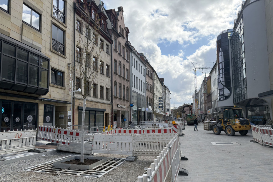 Bild © Stadt Nürnberg April 2026: Baumpflanzungen in der Breiten Gasse., Bild © Stadt Nürnberg