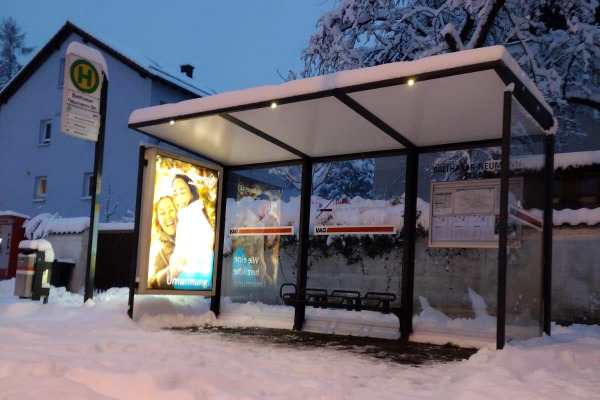 Haltestelle in Mögeldorf im hohen Schnee.