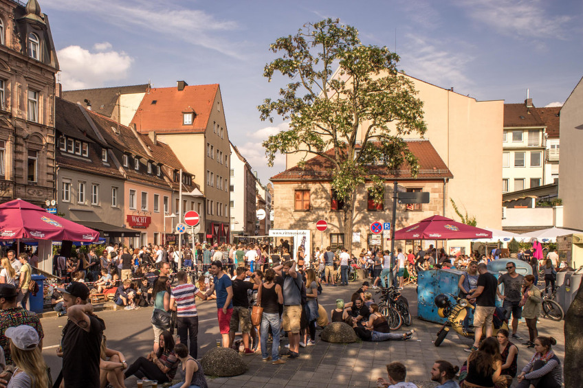 Besucher auf dem Klaragassenfest, Bild © Dave Skilandat / Stadt Nürnberg