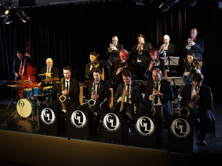 Das Bild zeigt die Spieler vom Groove Legend Orchestra.