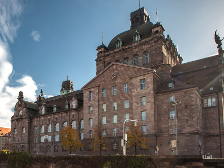 Das Bild zeigt das Opern·haus von Nürnberg.