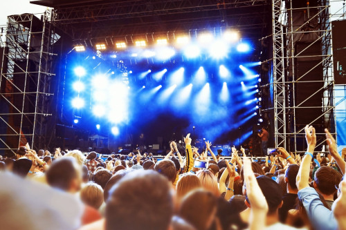 Menschenmenge vor der Bühne bei einem Open Air Konzert.