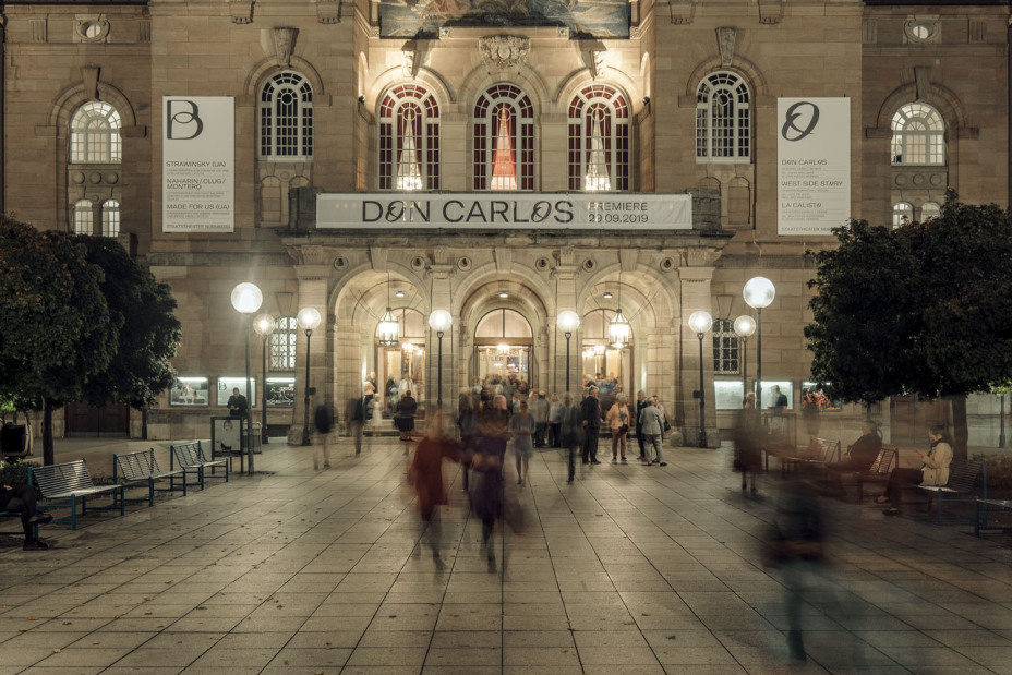 Eingang des Nürnberger Opernhauses am Richard-Wagner-Platz., Bild © Matthias Dengler / Staatstheater Nürnberg