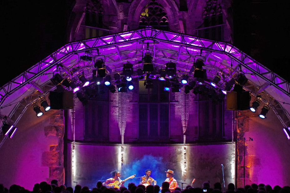 Musiker auf der Bühne in der Katharinenruine.