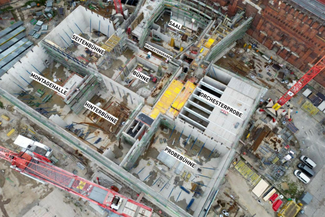 Bild © Georg Reisch GmbH & Co. KG und LRO GmbH & Co. KG Überblick über den Rohbau des Ergänzungsbaus: Die Aufteilung in Zuschauerraum, Bühnen, Montagehalle und Orchesterprobensaal ist bereits zu erkennen., Bild © Georg Reisch GmbH & Co. KG und LRO GmbH & Co. KG
