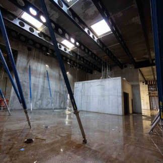 ( Bild: Christine Dierenbach / Stadt Nürnberg ) Montagefläche mit Lastenaufzug, der eine Anbindung zur Anlieferung hat.