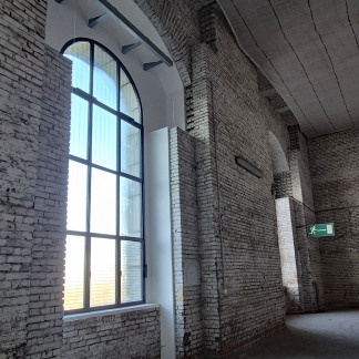 ( Bild: Heike Bauer / Stadt Nürnberg ) Eines der neuen Fenster ist ebenfalls bereits eingebaut.