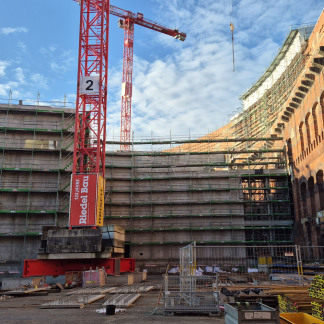( Bild: Heike Bauer / Stadt Nürnberg ) Aus dieser Perspektive ist der dreigeschossige Übergang zwischen Bestand und Neubau gut zu sehen.