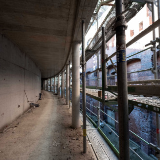 ( Bild: Christine Dierenbach / Stadt Nürnberg ) Ein Gang entlang des Zuschauerraums verbindet die beiden Übergänge vom Bestand zum Neubau.
