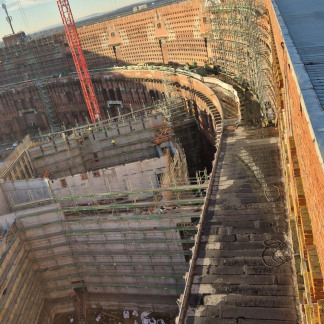 ( Bild: Heike Bauer / Stadt Nürnberg ) Deutlich erkennbar sind die beiden Übergänge, die Bestand und Neubau verbinden.