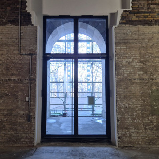 ( Bild: Heike Bauer / Stadt Nürnberg ) Künftig werden Besucher die Kongresshalle durch diese Türen betreten. Eine der neuen Eingangstüren ist bereits eingebaut.