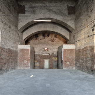 ( Bild: Heike Bauer / Stadt Nürnberg ) Blick vom künftigen Foyer auf einen der Übergänge zum Neubau, der bisher nur über eine kleine Tür zugänglich ist.