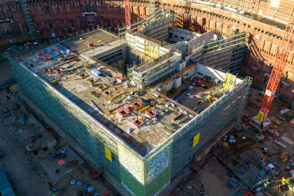Dezember 2025: Blick aus der Vogelperspektive auf den Ergänzungsbau im Innenhof der Kongresshalle.