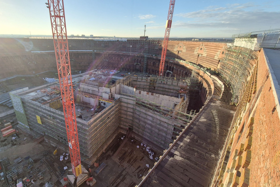 Dezember 2025: Blick auf den Ergänzungsbau im Innenhof der Kongresshalle.