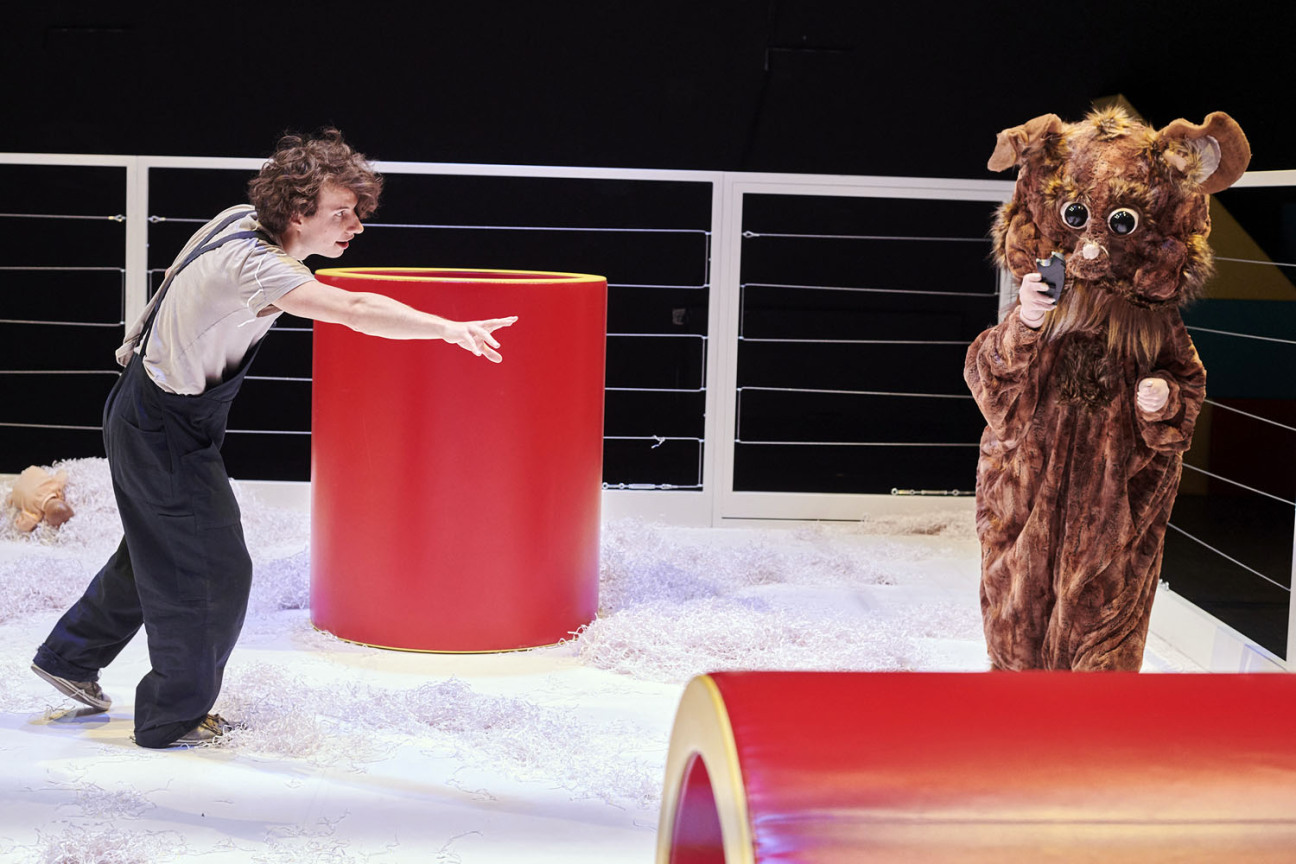 Szene aus dem Stück Alarm im Streichelzoo beim Internationalen Figurentheaterfestival., Bild © Fabian Frinzel