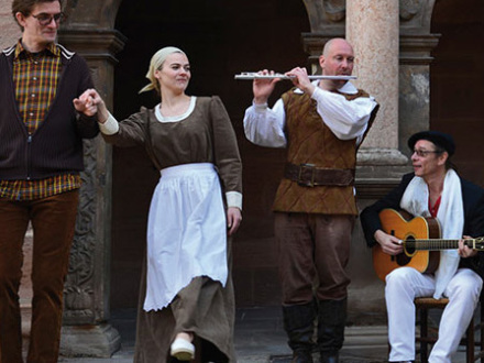Foto von einem Theater·stück. Man sieht 1 Frau und 3 Männer., Bild © Michaela Moritz / Stadt Nürnberg