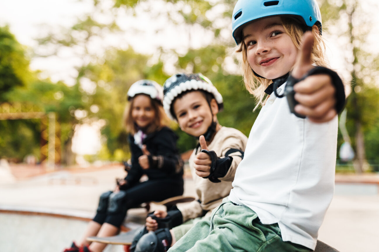 Bild © ©Drobot Dean - stock.adobe.com Happy cheerful kids with skateboards at the ramp, thumbs up, Bild © ©Drobot Dean - stock.adobe.com