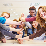 Viele Hände als Turm gestapelt als Symbol für Unterstützung und Teamwork