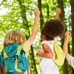 Kinder springen und freuen sich auf einen Ausflug