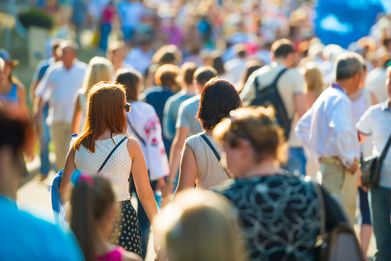Bild © Pavlo Vakhrushev Crowd of people walking on the sunny and busy city street. Soft focus, Bild © Pavlo Vakhrushev