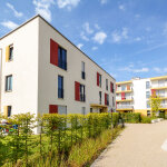 Häuserblock mit Büschen und Gehweg