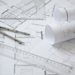 Zirkel mit Architektur Skizzen und Lineal