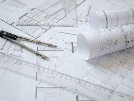 Foto von Bau·plänen.