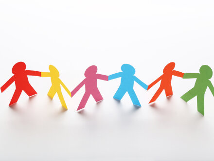 Colorful paper chain people on white background, Bild © Adobe Stock