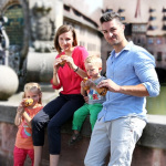 Familie mit Kind auf der Museumsbrücke