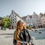 Touristin auf dem Tiergärtnertorplatz in Nürnberg