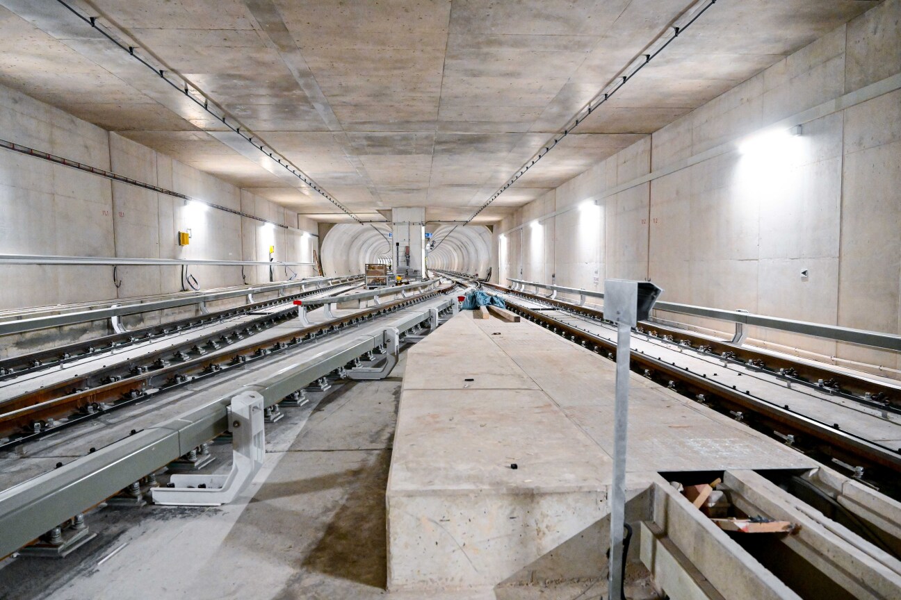 U-Bahnhof Gebersdorf: Blick in den Tunnel auf die Gleise