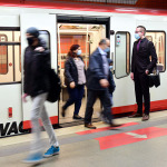 Fahrgäste mit Maske an einer U-Bahn-Haltestelle.