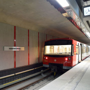 Eine U-Bahn steht im neu gebauten Bahnhof Nordwestring.