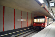 Eine U-Bahn steht im Bahnhof Nordwestring