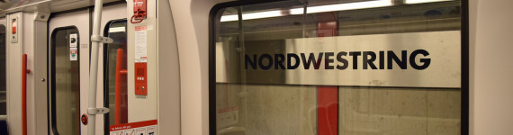Blick aus U-Bahn auf Schriftzug Nordwestring im Bahnhof
