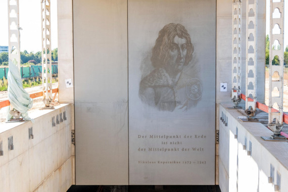 Am Zugang des neuen U-Bahnhofs werden die Fahrgäste vom Porträt des Astronomen und Mediziners Nikolaus Kopernikus begrüßt.
