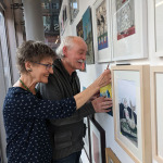 „Kunstverkauf für die Ukraine“ im Künstlerhaus: Kunstverkauf-Initiatoren Marianne Tampl und Norbert Nolte beim Hängen der Ausstellung.