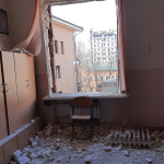 Blick aus dem Fenster der zerstörten Schule 5 in Charkiw, Ukraine.