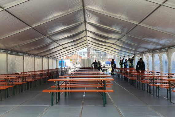 Aufbau der Zelte am Nelson-Mandela-Platz.