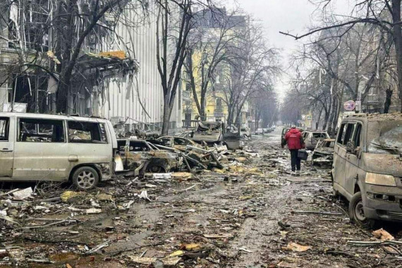 Straße in Trümmern in Charkiw.