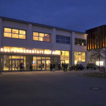 Eingangsbereich Kulturwerkstatt Auf AEG bei Nacht